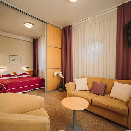 Rixwell Viru Square فندق